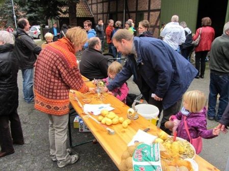 ZeitRäume Bodenstedt:  Aeppel un Aerdaeppel-Fest